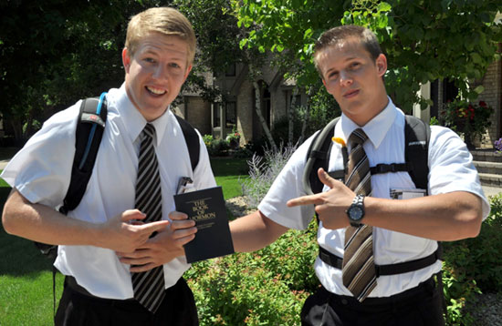 Zwei junge Mormonen beim missionieren.
