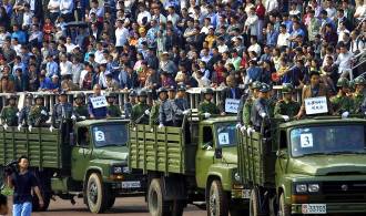 Trucks auf dem Weg zur öffentlichen Hinrichtung - Aus dem Artikel über [[:Kommunismus]].